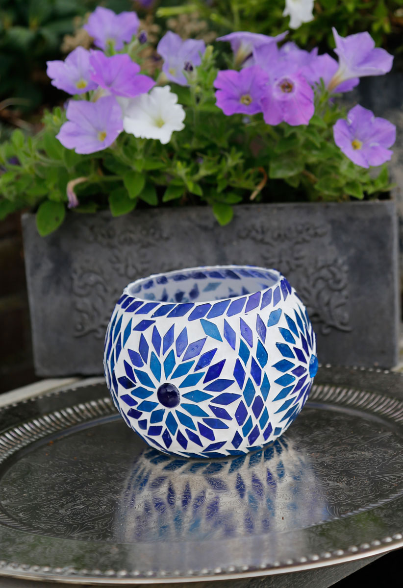 Ibiza blauw turquoise en wit met felle kleur accenten,oranje of roze Lounge oranje kleur
