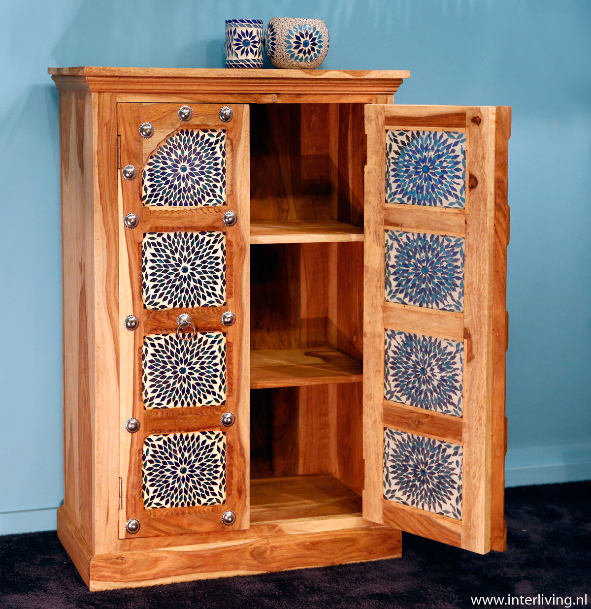 Hippe ibiza india stijl houten kast, bohemian stijl en kleurrijk wonen