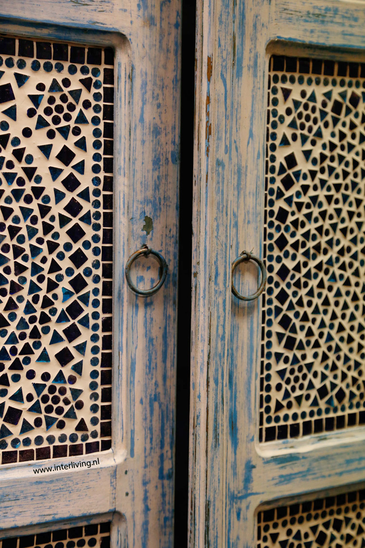 Hoge kast india met houtsnijwerk, glasmozaïek in white of blue washed