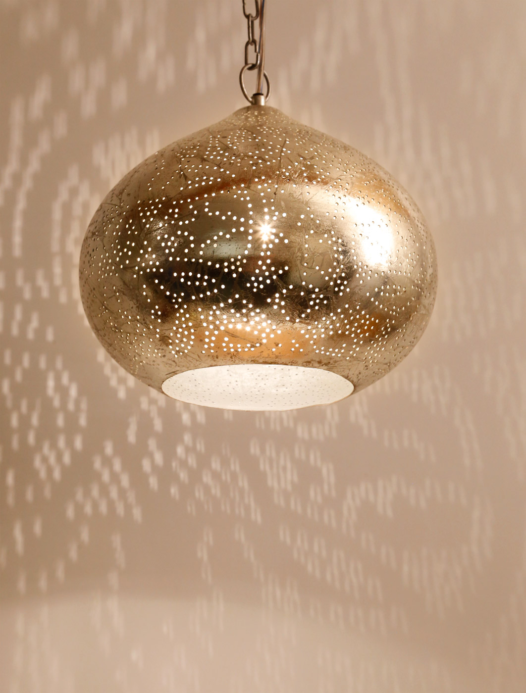 Oosterse pompoen hanglamp met gaatjes in filigrain of filligraandessin
