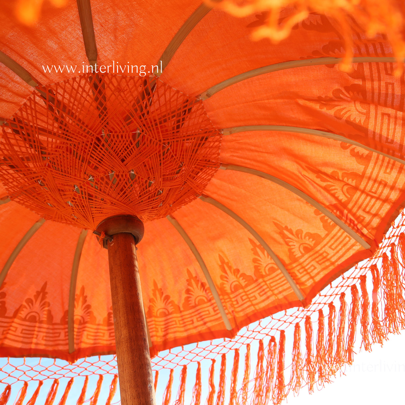 Parasol Bali met goud verf, versierde rand met fringed kwastjes