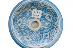 Kleine ronde opbouw wasbak handgemaakt van keramiek met wit en blauwe Marokkaanse patronen beschilderd voor je toilet of wc.