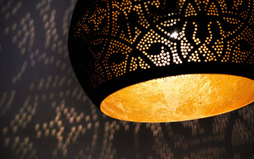 schaduwspel-patronen-filigrain-design-hanglamp-goudkleurig