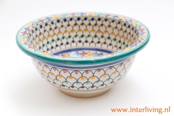 Ibiza of bohohemian stijl ronde wasbak. Handgemaakte waskom met patronen op wit. Mediterraanse stijl uit Fes