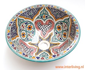 Wasbak in landelijke stijl. Rond model waskom kleur achtergrond wit van aardewerk. Handgemaakt en handgeschilderd met patronen in Mediterraanse stijl
