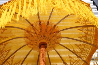 Parasol uit Bali - kleurrijk rond model met versieringen