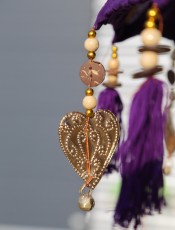 Bali parasol kleurrijk paars tafelmodel versierd met gouden hartjes