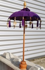 Bali parasol paars tafelmodel versierd met hangers