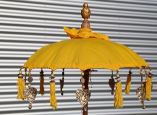Bali parasol kleur geel, tafelmodel met voet, versierde rand!