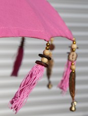 Bali parasol roze tafelmodel versierd met kwastjes