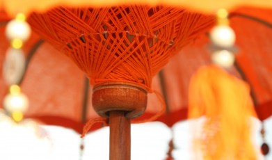 kleine Balinese parasol tafelmodel met versieringen