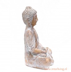 Zittende Boeddha in vintage white washed hout look - woonaccessoire voor binnen & buiten