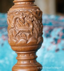 lamp van hout met gedecoreerd houtsnijwerk - styling bohemian interieur uit Kashmir India