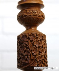 landelijke houten lamp met houtsnijwerk - walnotenhout - vintage design uit Kashmir India