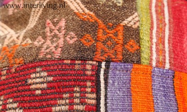 Ibiza patchwork design - kelim kussens van ooster tapijt stukjes - Marrakesh lounge design van Usak vloerkleed3
