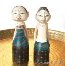 Een man&vrouw: houten beelden set van een bruidspaar- handbeschilderd.