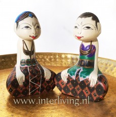 Cadeau voor een trouwerij: "loro blonyo" twee unieke houten beeldjes die een onafscheidelijk bruidspaar vertegenwoordigen.