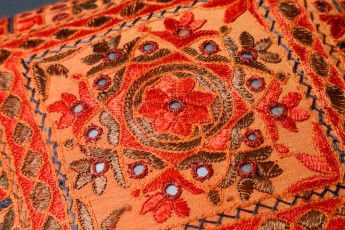 India patchwork kussen oranje handgemaakt borduurwerk glitter spiegeltjes
