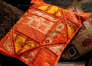 oranje patchwork kussen india handgemaakt borduurwerk spiegeltjes