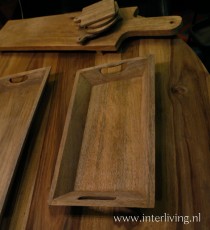 dienblad op houten tafel