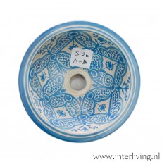 Kleine ronde opbouw wasbak handgemaakt van keramiek met wit en blauwe Marokkaanse patronen beschilderd voor je toilet of wc.