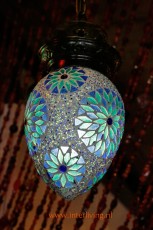 Turkse stijl hanglamp met vijf bollen van glas in een bijzonder mozaiek patroon met kralen