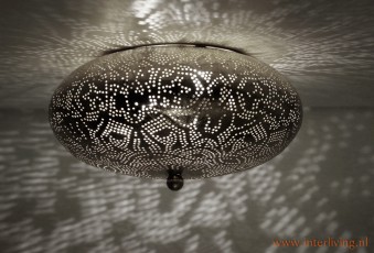 zilveren filigrain plafondlamp of plafonniere in Arabische stijl of Egyptische look van metaal met gaatjes-patronen vintage afwerking