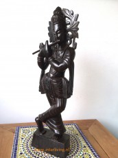 Staand houten boeddha beeld of bodhisavttra Krishna met fluit