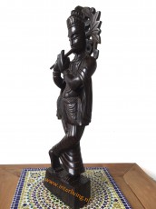Staand boeddhabeeld van hout of bodhisavttra, bhagavan of krishna met fluit