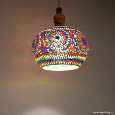boho chic stijltip: hanglamp bol van gekleurd glas