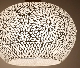 romantische woonstijl idee hanglamp in wit tinten glas