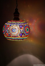 glazen bol hanglamp van gekleurd glasmozaiek