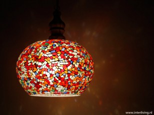 creatieve verlichting: hanglamp van gekleurde glas scherven