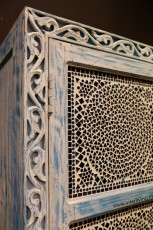 india kast houtsnijwerk blauw glas mozaiek