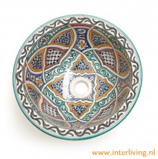 Marokkaanse ronde wasbak uit Fes. Handgemaakte opbouw waskom van keramiek of aardewerk met zelige mozaiek van mediterraanse tegel patronen