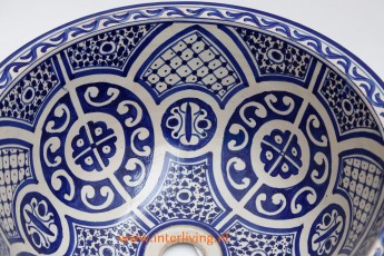 Mediterrane stijl ronde wasbak in de kleuren blauw-wit. unieke handgemaakte waskom voor je badkamermeubel als opbouwwasbak - handgemaakt en geschilderde Marokkaanse patronen.