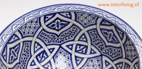 Portugese aardewerk wasbak in blauw wit tinten.
