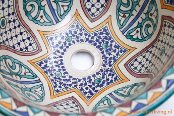Gekleurde ronde wasbak in Ibiza stijl. Deze waskom is wit met tegel patronen van aardewerk en handgemaakt. Fijne geschilderde patronen in mediterrane stijl