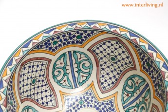 Gekleurde ronde wasbak uit Marokko. Witte achtergrond kleur met vrolijke patronen