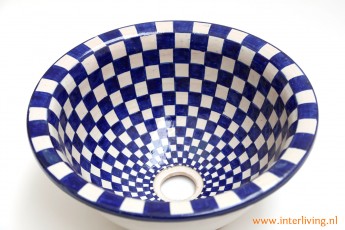 Handgemaakte waskom in wit blauw strak design patroon geblokt van aardewerk in mediterraanse stijl