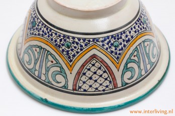 Wasbak met gekleurde Marokkaanse "zellij" patronen rond model van keramiek of aardewerk