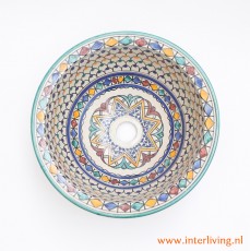 Marokkaanse ronde waskom met kleurrijke patronen op wit. Vrolijke pauw-ogen design.