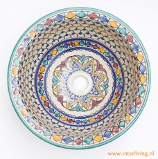 Ronde wasbak in Ibiza-stijl-waskom-wit-tegel-patronen-aardewerk-handgemaakt-geschilderde-patronen-meditteraanse-stijl
