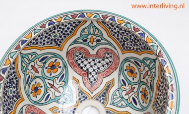 Wasbak in Ibiza stijl. Rond model waskom met achtergrond wit en Portugese tegel patronen van aardewerk, handgemaakt en geschilderde patronen in mediterraanse stijl