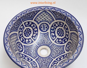 wasbak blauw wit tinten - rond model - opbouw wasbak - Marrokkaanse-stijl-waskom-wit-tegel-patronen-aardewerk-handgemaakt