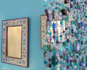 spiegel en gordijn in blauw tinten