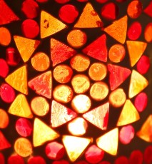 traditioneel glasmozaiek rood oranje detail