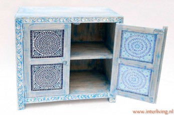 blauw-vintage-buffetkastje-india-met-glas-houtsnijwerk-2-deurtjes