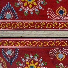 boho-basic-scandinavisch-design-hand-beschilderd-rood-ladekastje-India-versieringen-kleuren-patronen