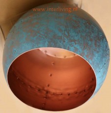 grote-ronde-XL-Bol-lamp-metalen-oude-look-blauw-goud-fabriekslamp